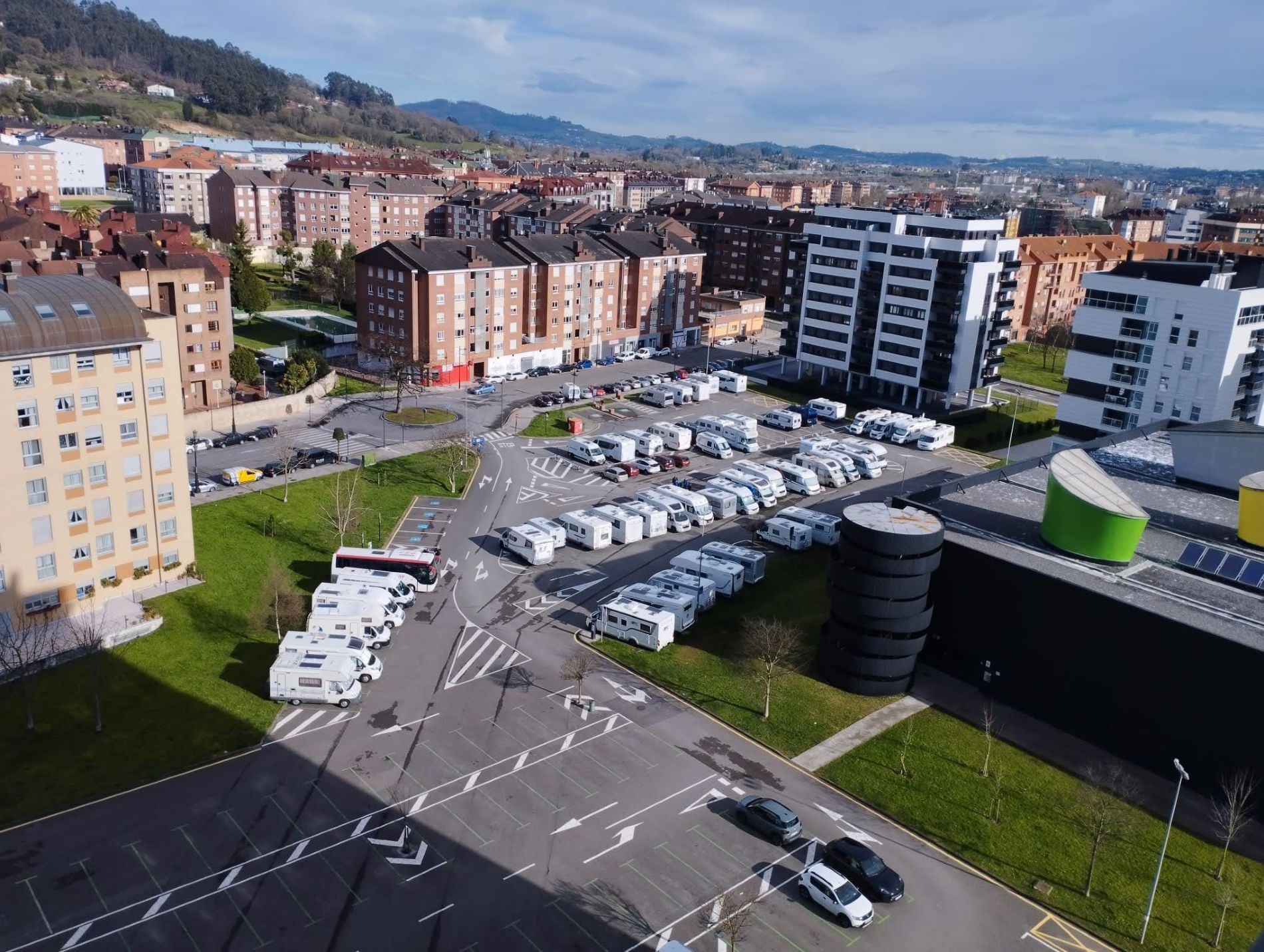 Autocaravanas en el estacionamiento de la Corredoria
