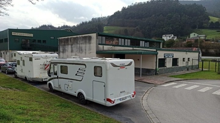 ZONA DE ESTACIONAMIENTO JUNTO A LA PISCINA Y AREA RECREATIVA