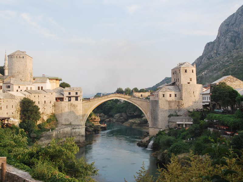 El Puente Viejo (Stari Most) de Mostar, sobre el río Neretva